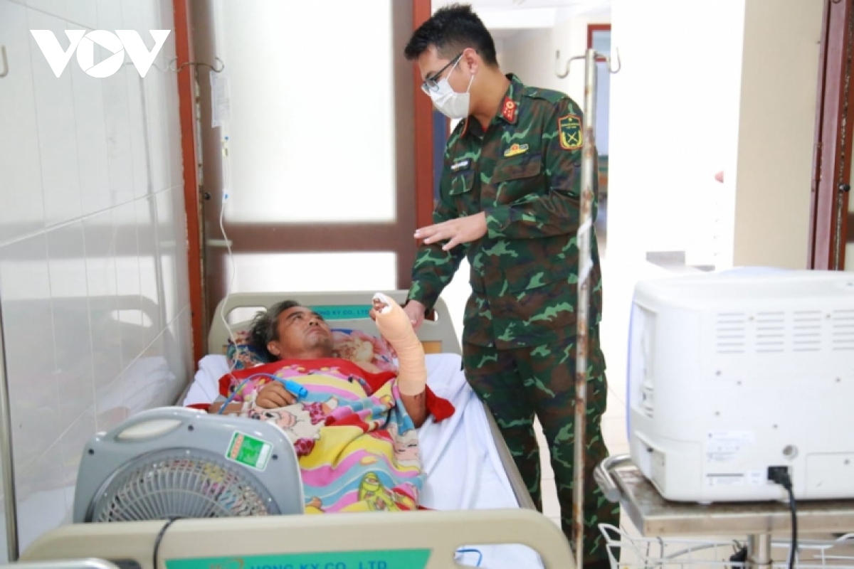 Cấp cứu ngư dân bị tai nạn lao động trên biển